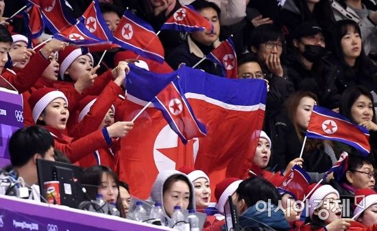 [포토] 정광범 응원하는 북한 응원단