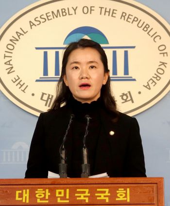 한국당 "잇따른 구설 송영무, 스스로 물러나는 것이 명예 지키는 길"
