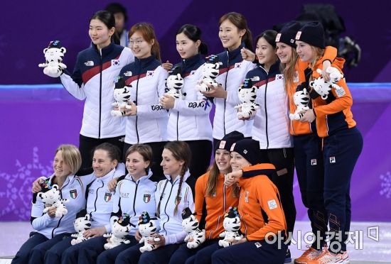 [포토] 女 쇼트트랙 계주, '올림픽 2연패로 통산 6번째 금메달'