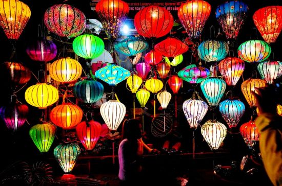 한강이 흐르는 베트남 최대 상업도시인 다낭과 전통적인 색과 미를 간직하고 있는 호이안이 한국여행객들에게 인기를 끌고 있다. 호이안 올드타운 거리에 걸린 등불이 이국적인 풍경을 연출하고 있다.
