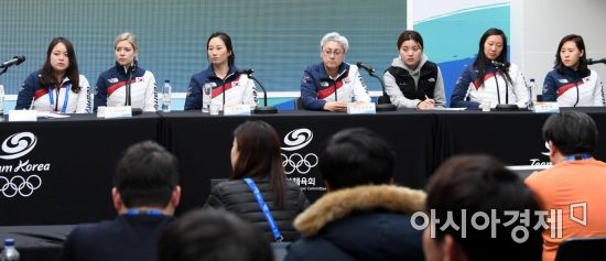 [포토] 취재진의 질문 받는 여자 아이스하키팀