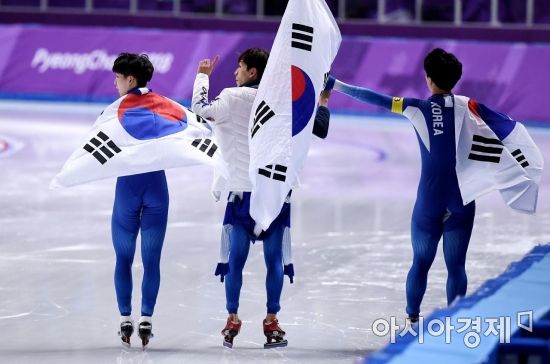 [포토] 男 팀추월, '은메달 획득 후 태극기 세리머니'