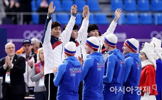 [포토] 은메달 환호하는 男 팀추월 대표팀