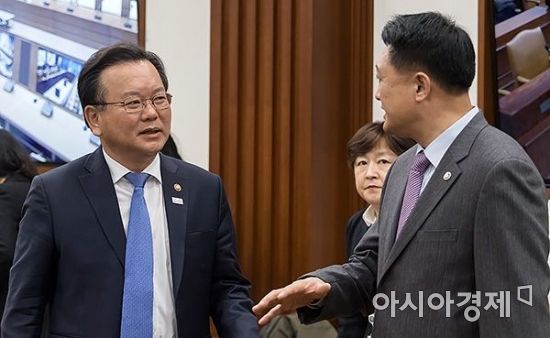 [포토] 이철성 청장과 이야기 나누는 김부겸 장관