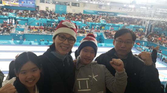 서명득씨 가족이 강릉컬링센터에서 한국 대표팀 화이팅을 외치고 있다. 왼쪽부터 딸 김주하(12), 서씨, 아들 김진하(13), 남편 김용환(48)씨.