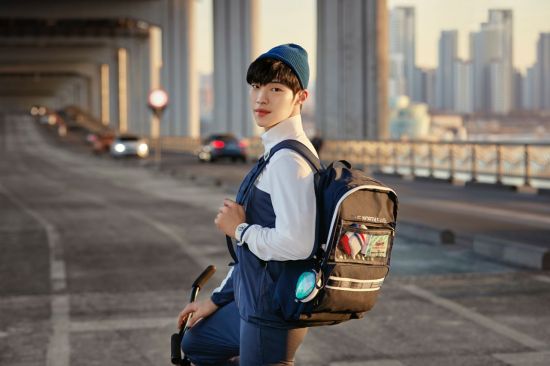 노스페이스 홍보대사 우도환의 ‘아이콘 백팩’ 착용 모습