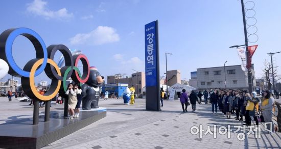 [포토] 사진 명소가 된 강릉역 광장
