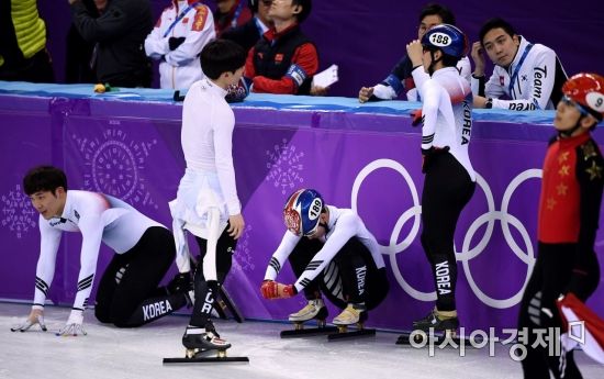 문 대통령 "감동·기쁨 안겨준 쇼트트랙 선수들, 정말 고맙다"