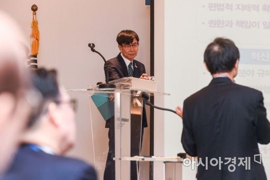 [포토] 질문 받는 김상조 공정거래위원장