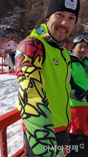 시몬 선수가 평창올림픽 남자 스키 활강 경기 종료 후 볼리비아 국기를 응용해 스스로 디자인한 경기복을 선보이고 있다.
