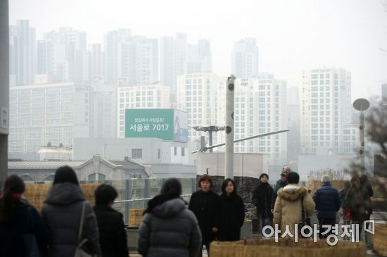 올들어 가장 포근한 날씨를 보인 23일 서울로 7017을 찾은 시민들이 고농도 미세먼지로 흐린 하늘 아래 산책을 하고 있다. /문호남 기자 munonam@