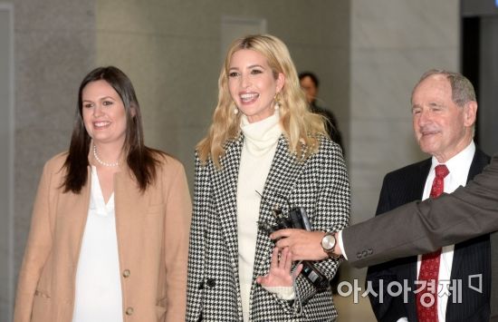 [포토]취재진에게 질문 받는 이방카