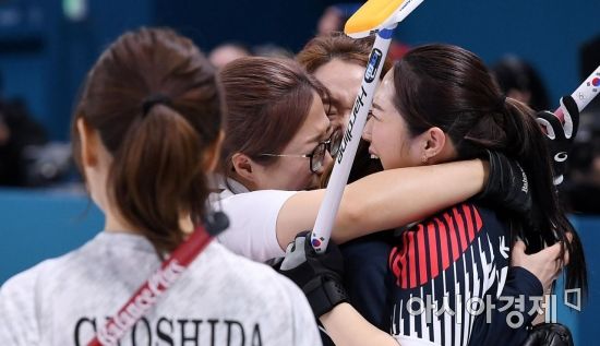[포토] 기뻐하는 여자 컬링 대표팀