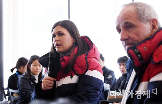 [포토] 기자회견하는 샌더스 대변인