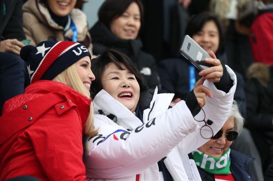 김정숙 여사-이방카, 싸이 노래에 어깨 들썩이며 올림픽 관람