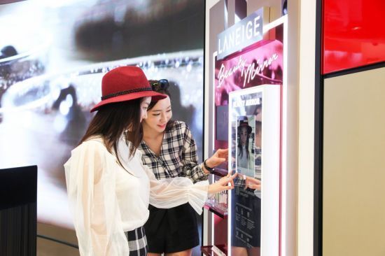 인천국제공항 2터미널 신라면세점 매장을 찾은 고객이 '뷰티 미러(Beauty Mirror)'를 방문해 체험을 하고 있다