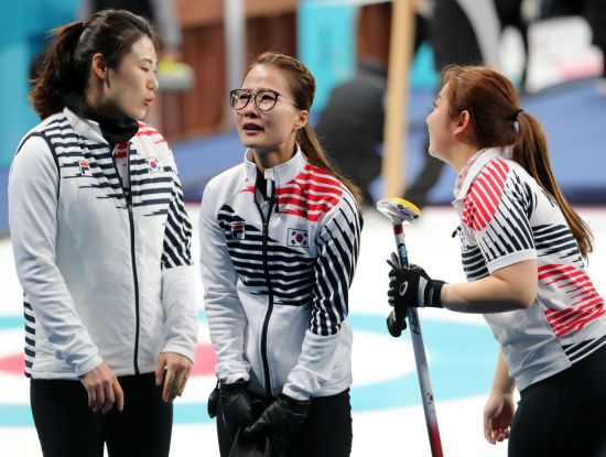 2018 평창동계올림픽에서 은메달을 딴 여자 컬링 대표 선수들[이미지출처=연합뉴스]