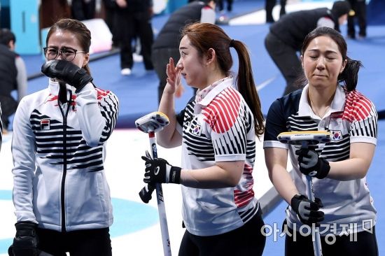 왼쪽부터)2018 평창동계올림픽 여자 컬링에서 은메달을 딴 김은정, 김영미, 김경애/강릉=김현민 기자 kimhyun81@