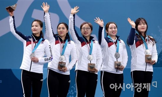 [포토] 은메달 목에 걸고 손 흔드는 女 컬링 대표팀