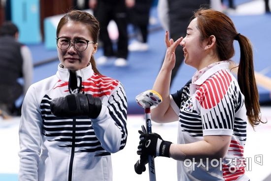 2018 평창동계올림픽 여자 컬링에서 은메달을 딴 대표팀 김은정(왼쪽)과 김영미가 눈물을 흘리고 있다./강릉=김현민 기자 kimhyun81@