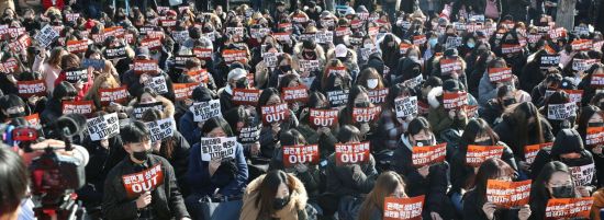 25일 오후 서울 종로구 대학로 마로니에 공원에서 연극, 뮤지컬 관객들이 공연계의 성폭력에 반대하고 피해자들의 용기 있는 폭로에 대한 지지를 표명하고 있다. 사진=연합뉴스