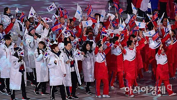 지난 2월 2018 평창 동계올림픽대회 폐회식에서 남북 선수단이 한반도기를 흔들며 입장하고 있다./평창=김현민 기자 kimhyun81@