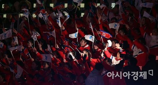 [포토] 한반도기와 인공기 동시에 흔드는 북한 미녀 응원단
