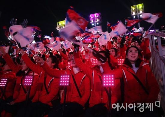 [포토] 한반도기 흔드는 북한 응원단