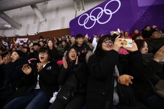 동천 동계스포츠단 학생들이 23일 열린 피겨스케이팅 여자 싱글 프리스케이팅 경기를 보며 환호하고 있다.