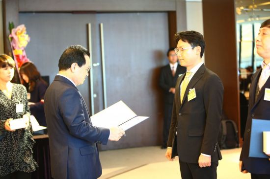 26일 정찬원 씨스존 대표(오른쪽)가 과기정통부 장관상을 수상하고 있다.