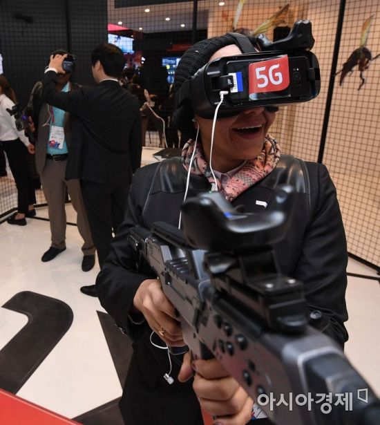 '스페셜포스 VR : 유니버셜 워'를 체험하는 관람객
