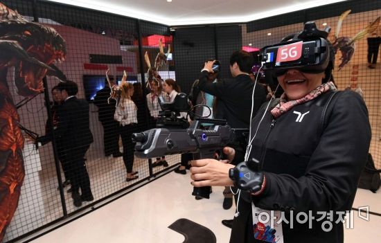KT의 '스페셜포스 VR : 유니버셜 워'를 체험하는 관람객