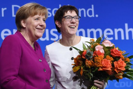 앙겔라 메르켈 독일 총리(왼쪽)와 안네그레트 크람프-카렌바우어 기독민주당 신임 사무총장 [이미지출처=EPA연합뉴스]