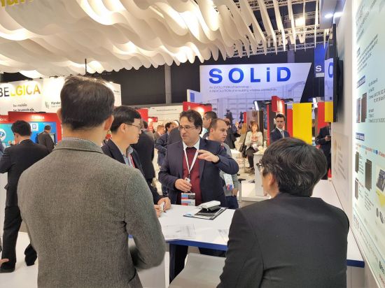 26일(현지시간) 스페인 바르셀로나에서 열리는 MWC 한국관에서 국내 참가기업과 전시회 참관 바이어가 상담을 하고 있다.