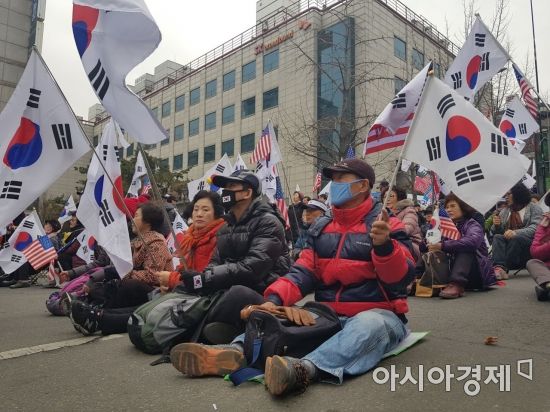 박근혜 전 대통령 결심 공판이 있었던 지난 2월 27일 서울중앙지방법원 앞에서 집회를 연 친박 단체 모습. (사진=아시아경제 DB)