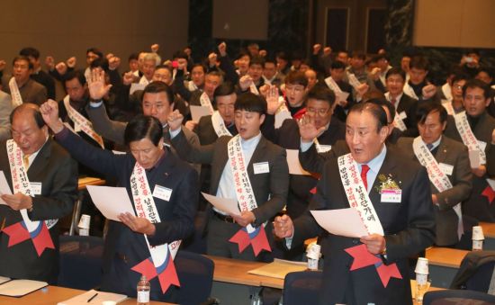 2월 22일 오후 서울 영등포구 중소기업중앙회에서 열린 한국주물공업협동조합 납품단가 인상 현실화 결의대회에서 조합원들이 구호를 외치고 있다. [이미지출처=연합뉴스]