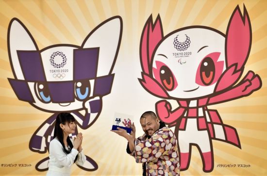 2020 도쿄올림픽 공식 마스코트를 디자인한 료 타니구치(오른쪽)가 마스코트의 3D 모델을 들고 환하게 웃고 있는 모습. [사진=EPA/연합뉴스]