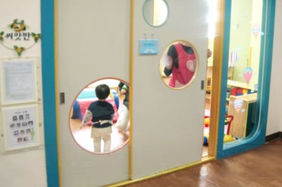 유니버셜 디자인이 적용된 서울시내 한 어린이집. 둥근 창과 둥근 모서리, 그리고 어린이들의 눈높이에 맞춘 둥근 창의 높이가 돋보인다.[사진출처=서울시 홈페이지]