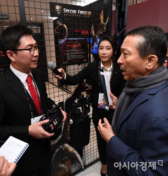 [포토]MWC, KT 부스 방문한 권영수 LG유플러스 부회장