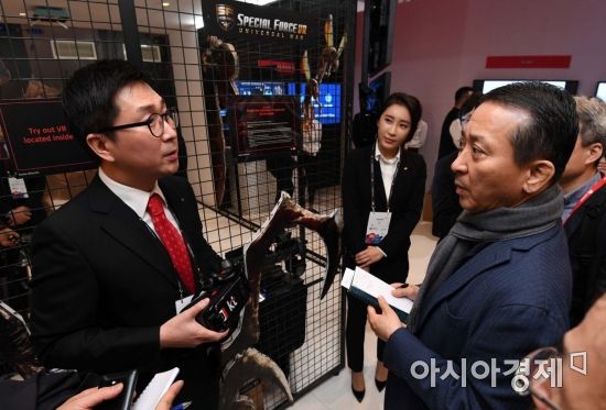 [포토]MWC, KT 부스 방문한 권영수 LG유플러스 부회장