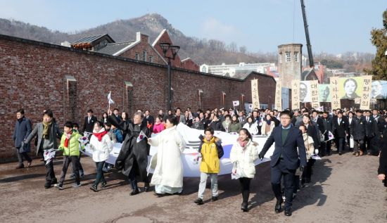 문 대통령 "광복 100년, 한반도 평화·경제공동체 완성해야"(종합)