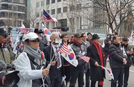 한 유튜버가 태극기 집회를 생중계하고 있다.