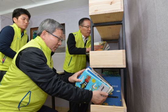 NH농협손보, 서대문구 저소득 가구 찾아 '공부방 꾸미기' 봉사