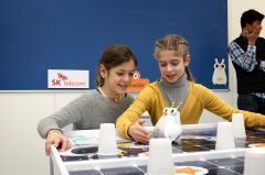 2월 28일(현지시각) 스페인 바르셀로나에 있는 '라 살 보나노바(La Salle Bonanova)' 초등학교에서 어린이들이 스마트 코딩로봇 '알버트'를 이용해 코딩 교육을 받고 있다.