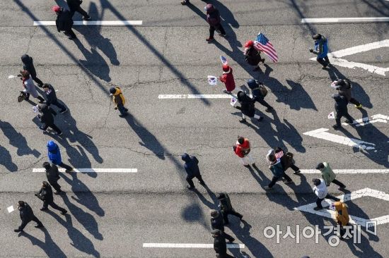 [포토] 행진하며 박근혜 전 대통령 탄핵 무효 촉구하는 보수단체