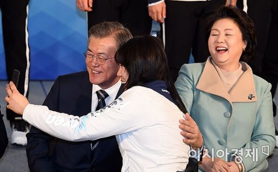 [포토] 선수들과 사진찍는 문재인 대통령