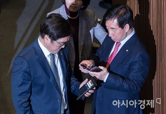 [포토] 핸드폰 확인하는 우원식-김성태