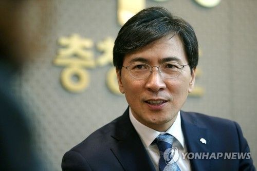 안희정 성폭행 피해자, 서울서부지검에 고소장 제출