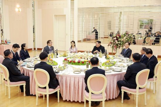 지난달 5일 우리 대북특사단 방북시 김정은 북한 국무위원장이 주선한 만찬에 리설주(김 위원장 오른쪽)가 참석했다.