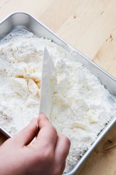 2. 버터가 콩알 크기로 쪼개지며 가루 재료와 섞이기 시작하면 달걀과 소금을 넣고 반죽한다. 반죽이 뭉쳐지면 버터가 녹기 전에 비닐팩에 담아 냉장고에서 30분 이상 휴지시킨다.